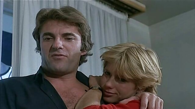 جوجه teases یک مرد سوپر سکسی خواهر برادر با بدن گرم او