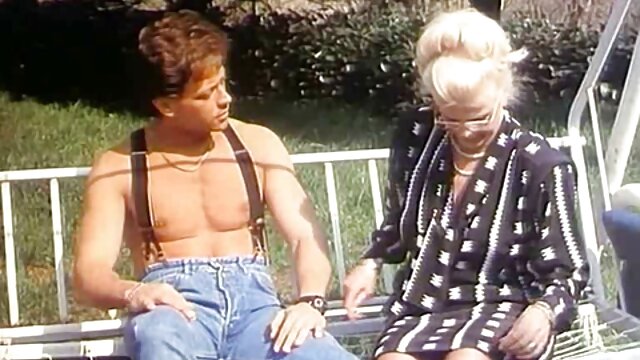 کلارا مورگان در sex خواهر و برادر حمام